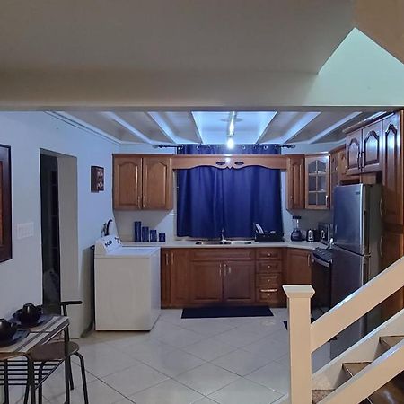 Cheerful 2 - Bedroom Townhouse With Free Parking In New Kingston Exterior foto