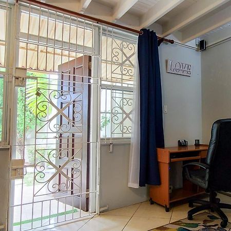 Cheerful 2 - Bedroom Townhouse With Free Parking In New Kingston Exterior foto