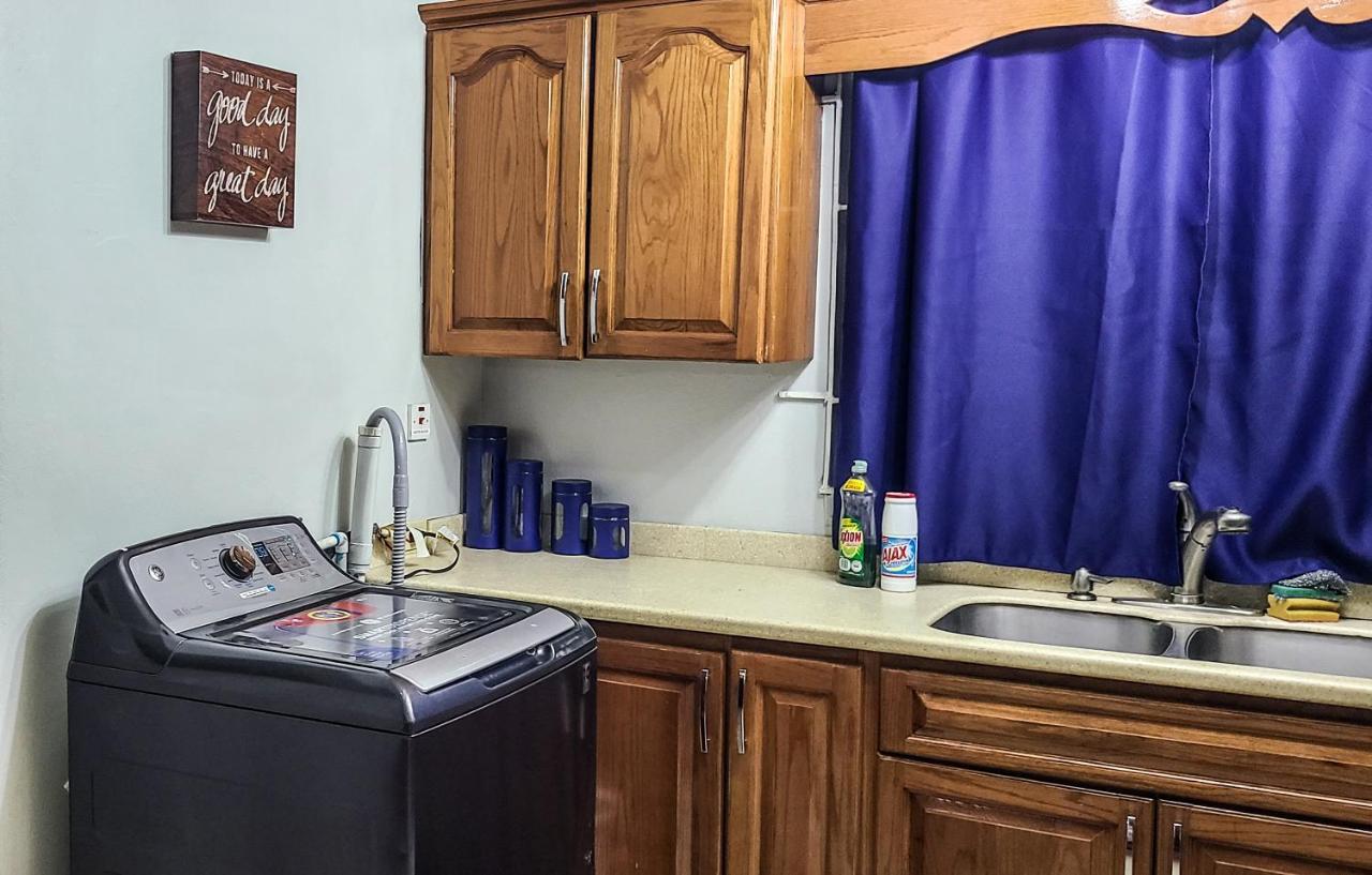 Cheerful 2 - Bedroom Townhouse With Free Parking In New Kingston Exterior foto